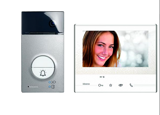 BTICINO 363511 2 Draht Eienfamilien Flex’ONE Videosprechanlage-Set mit T�rstation LINEA 3000 und Hausstation CLASSE 300 V13E